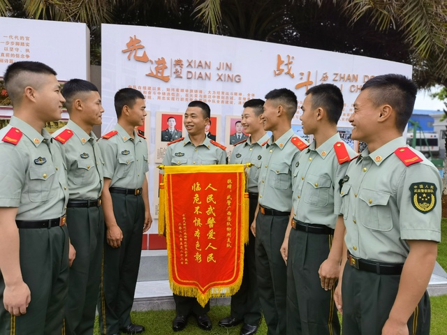 5月22日,獲救群眾家屬給武警廣西總隊柳州支隊戰士楊明送來錦旗,以此