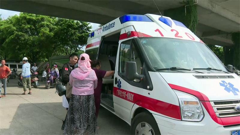 就在记者采访的时候,救护车随后赶到,将两名伤者送往医院救治